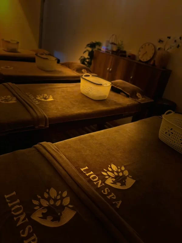 Giường massage với khăn thương hiệu Lion Spa Phú Quốc