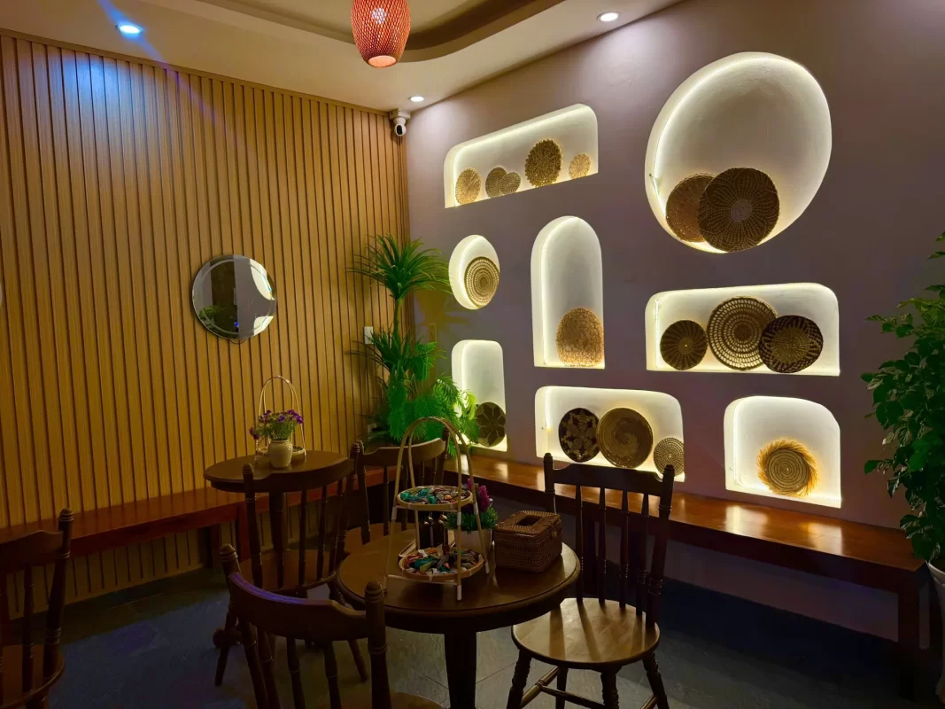 Khu trà ánh đèn ấm tại Lion Spa Phú Quốc