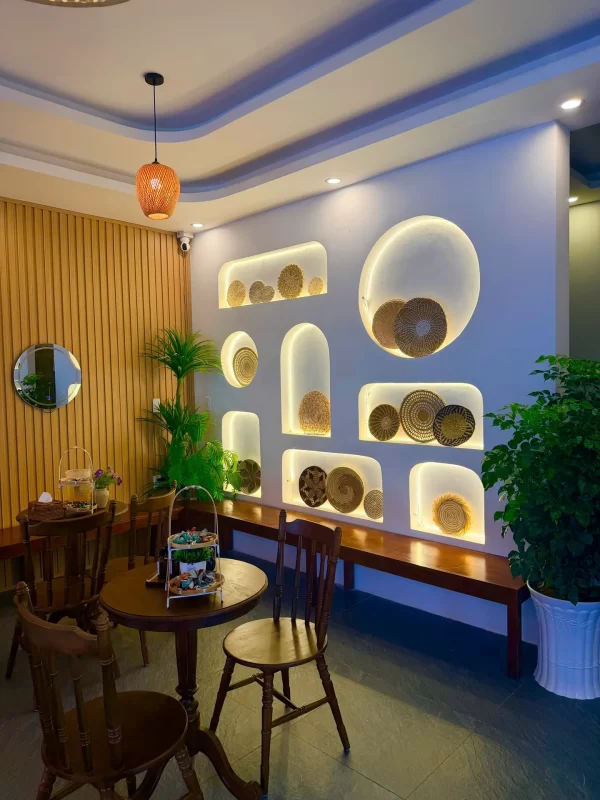 Khu trà với đèn trang trí tại Lion Spa Phú Quốc
