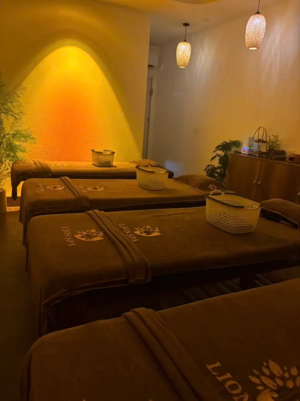 Phòng massage ánh sáng vàng tại Lion Spa Phú Quốc