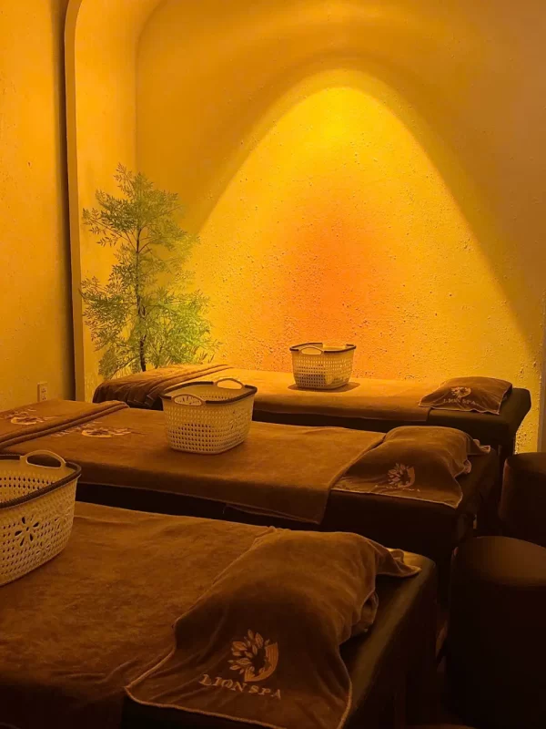 Phòng massage đôi ánh sáng vàng tại Lion Spa Phú Quốc