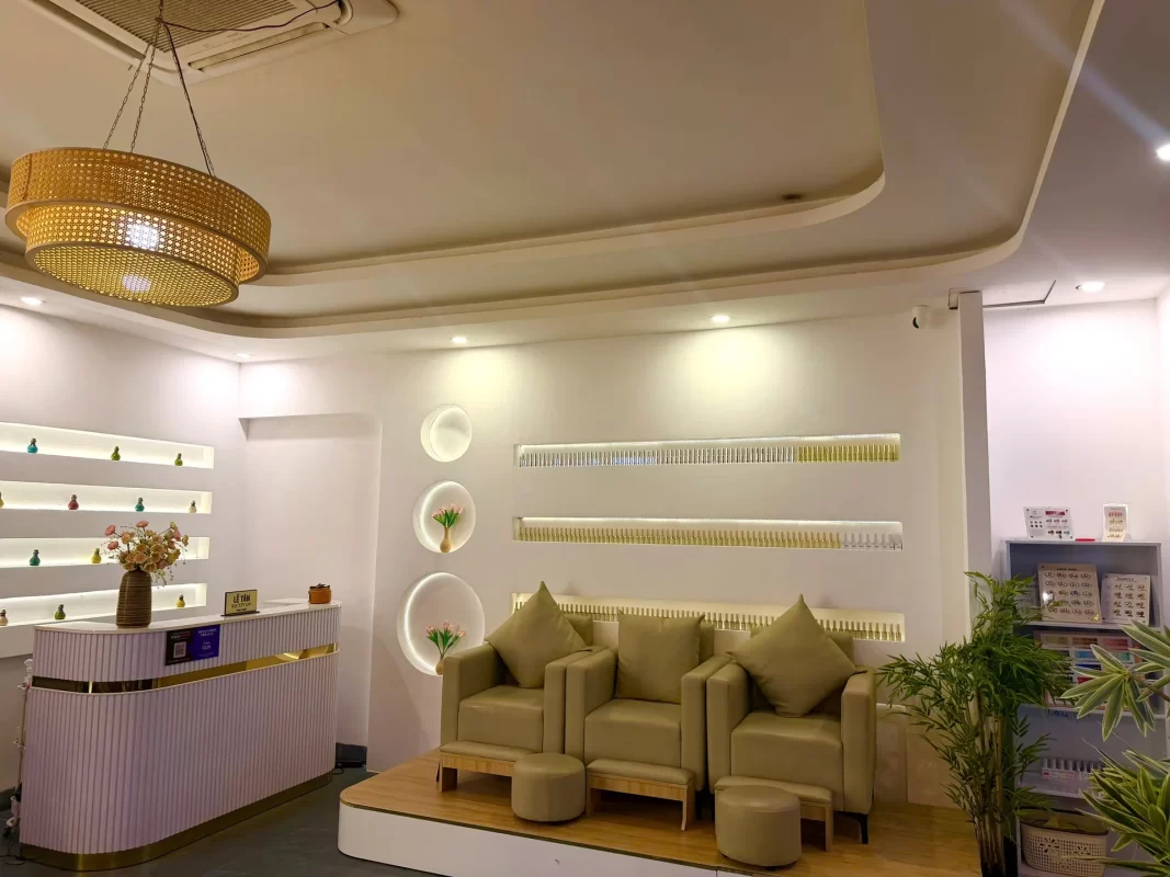 Khu vực lễ tân và ghế chờ tại Lion Spa Phú Quốc