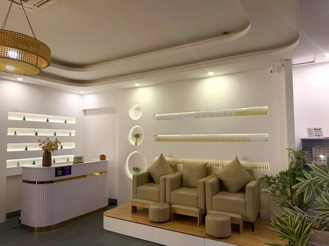 Quầy lễ tân và sofa chờ tại Lion Spa Phú Quốc