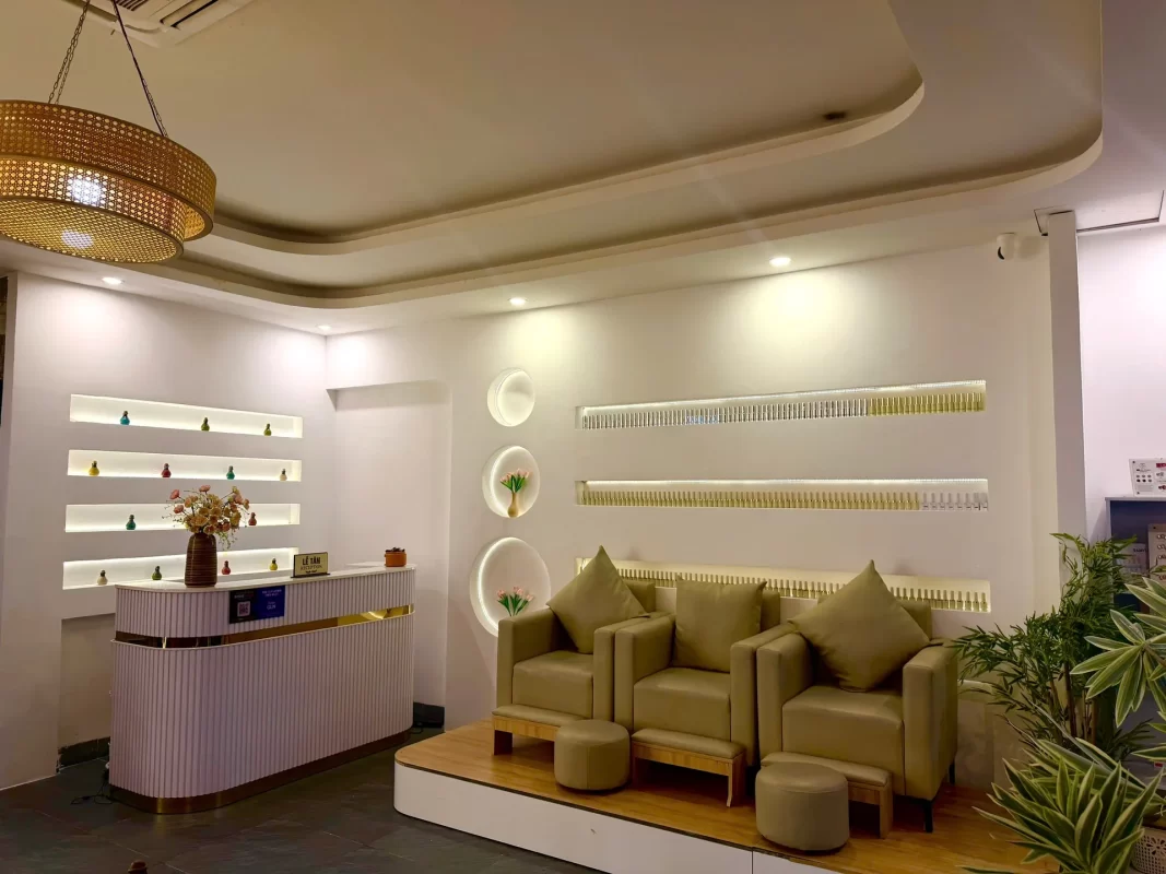 Sảnh chính Lion Spa Phú Quốc với khu ghế chờ thư giãn