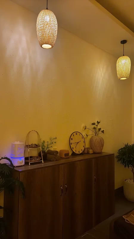 Tủ trang trí trong phòng spa tại Lion Spa Phú Quốc